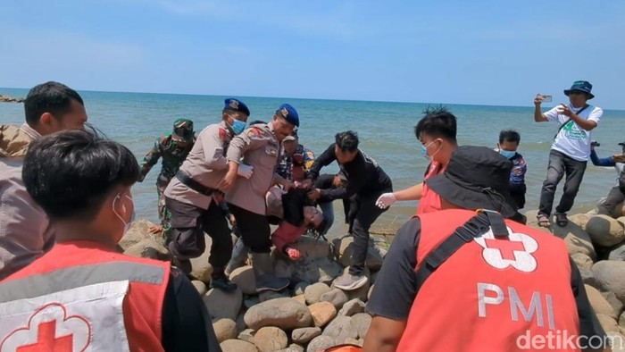 Evakuasi mayat seorang perempuan di Pantai Kota Pekalongan, Sabtu (13/9/2025).