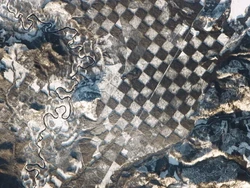 Papan Catur Raksasa Kelilingi Sungai Terlihat dari Luar Angkasa