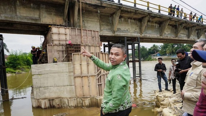 Gubernur Abdul Wahid meninjau jembatan di Rokan Hulu, Riau. (Dok Diskominfotik Riau)