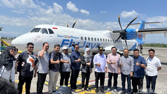 Gubernur Sulsel Andi Sudirman Sulaiman meresmikan penerbangan perdana maskapai Fly Jaya di Bandara Internasional Sultan Hasanuddin Makassar.