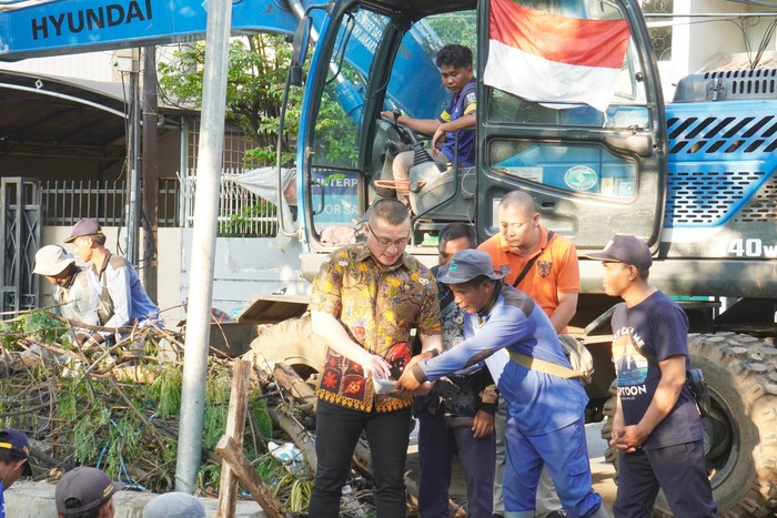 Anggota DPRD DKI Jakarta Fraksi PDI Perjuangan, Hardiyanto Kenneth Sedang Mengecek Perbaikan Parapet Yang Rubuh Di Pinggir Saluran PHB Kedoya Utara.