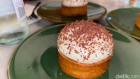 Kue rangi dalam bentuk pastry Prancis bernama Tonkoko Coconut itu memiliki rasa yang kaya. Dalamnya terdapat campuran keju krim, mousse, hingga tonka bean. Foto: Yenny Mustika Sari/detikcom