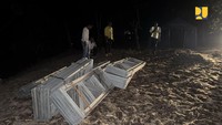 Kementerian PU juga mencatat kekurangan bronjong di lokasi yang mencapai 10.000 m³, sementara stok yang tersedia saat ini baru 1.300 m³. Kekurangan sebesar 8.700 m³ akan segera dipenuhi melalui pengiriman tambahan material dari gudang pusat dan penyedia jasa konstruksi. Kementerian PU juga akan terus memastikan seluruh jalur strategis dan fasilitas publik dapat segera difungsikan kembali. 