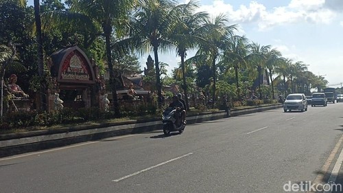 Jalan Pahlawan di depan Kantor Bupati Tabanan menjadi rute balap sepeda nomor criterium di Porprov Bali XVI/2025, Minggu (14/9/2025).