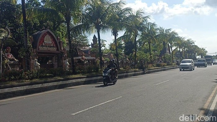 Jalan Pahlawan di depan Kantor Bupati Tabanan menjadi rute balap sepeda nomor criterium di Porprov Bali XVI/2025, Minggu (14/9/2025).
