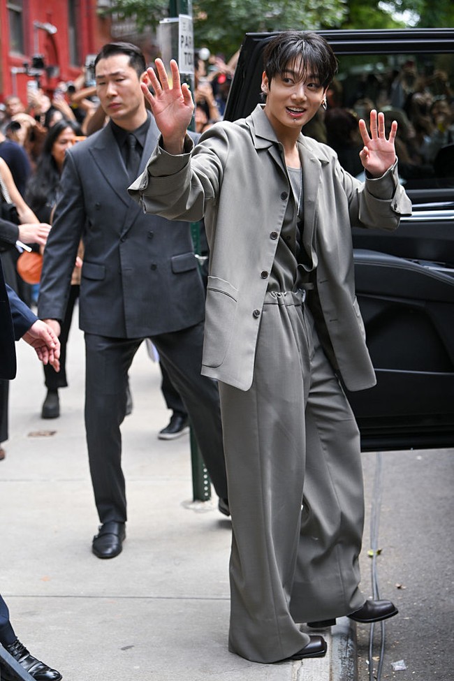 Jungkook BTS terbang ke New York, Amerika Serikat untuk menghadiri peragaan busana Calvin Klein Spring 2026 pada Jumat (12/9/2025) waktu setempat. Foto: Getty Images