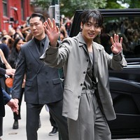 Jungkook BTS terbang ke New York, Amerika Serikat untuk menghadiri peragaan busana Calvin Klein Spring 2026 pada Jumat (12/9/2025) waktu setempat. Foto: Getty Images