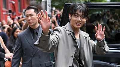 7 Gaya Jungkook BTS Berbalut Calvin Klein di New York Fashion Week 2025