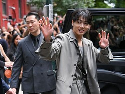 7 Gaya Jungkook BTS Berbalut Calvin Klein di New York Fashion Week 2025