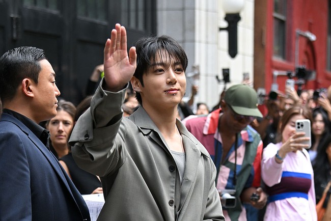 Personel termuda grup KPop BTS itu telah diperkenalkan sebagai global ambassador Calvin Klein sejak tahun 2023. Setelah menghiasi sejumlah campaign global, kini Jungkook menjadi tamu istimewa di peragaan busana yang memamerkan hasil rancangan Creative Director Veronica Leoni. Foto: Getty Images