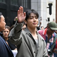 Personel termuda grup KPop BTS itu telah diperkenalkan sebagai global ambassador Calvin Klein sejak tahun 2023. Setelah menghiasi sejumlah campaign global, kini Jungkook menjadi tamu istimewa di peragaan busana yang memamerkan hasil rancangan Creative Director Veronica Leoni. Foto: Getty Images