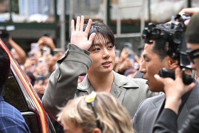 Meski terlihat tampan dan badass dengan banyak tindikan di telinga dan bibirnya, netizen Korea menyebut Jungkook BTS tetap berwajah baby face hingga terkesan imut. Foto: Getty Images