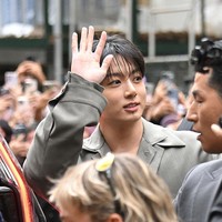 Meski terlihat tampan dan badass dengan banyak tindikan di telinga dan bibirnya, netizen Korea menyebut Jungkook BTS tetap berwajah baby face hingga terkesan imut. Foto: Getty Images