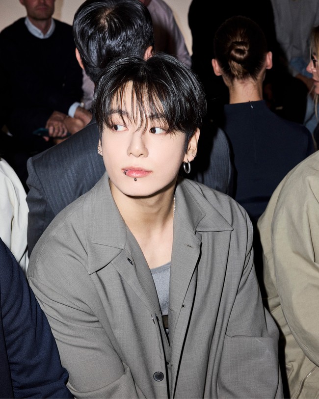 Kehadiran Jungkook BTS di New York Fashion Week 2025 sontak ramai menjadi perbincangan. Sampai-sampai tagar #JUNGKOOKxCALVINKLEIN tembus 1,1 juta tweets di mancanegara. Foto: dok. Twitter @Calvin Klein