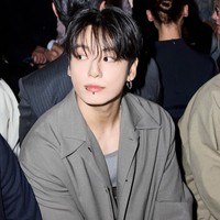 Kehadiran Jungkook BTS di New York Fashion Week 2025 sontak ramai menjadi perbincangan. Sampai-sampai tagar #JUNGKOOKxCALVINKLEIN tembus 1,1 juta tweets di mancanegara. Foto: dok. Twitter @Calvin Klein