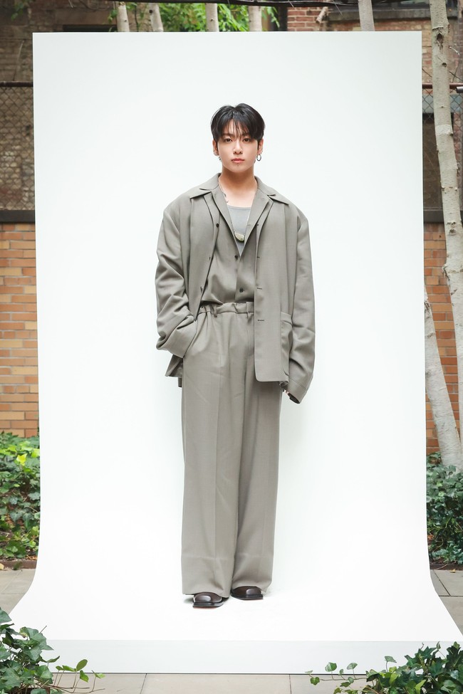 Untuk debutnya di New York Fashion Week 2025, Jungkook BTS tampil edgy berbalut busana yang dirancang khusus oleh Calvin Klein dengan potongan oversized berwarna olive green. Lengkap dengan platform boots berwarna hitam. Foto: dok. Twitter @ellejapan
