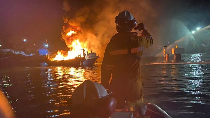 Kapal Layar Motor (KLM) Maryam Indah yang memuat 5 penumpang terbakar di Perairan Luwuk, Kabupaten Banggai.