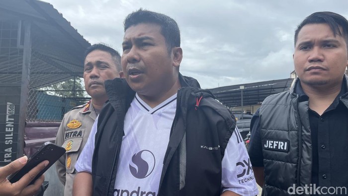 Kapolres Konawe Selatan AKPB Febry Sam saat memberikan keterangan terkait kasus balita ditemukan terbungkus karung.