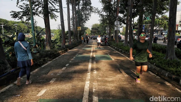 Sejumlah warga berolahraga di kawasan Kanal Banjir Timur Duren Sawit, Jakarta Timur, Sabtu (13/9/2025).  Kegiatan olahraga di lokasi ini menjadi daya tarik tersendiri setiap akhir pekan.