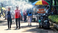 Beberapa pedagang kaki lima turut meramaikan suasana dengan menjajakan minuman segar, jajanan ringan, hingga makanan sehat bagi para pengunjung. Suasana ini membuat KBT terasa hidup dan menjadi ruang publik yang ramah bagi semua kalangan.