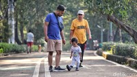 Banyak warga yang saling menyapa, bahkan bercengkerama sejenak di sela-sela olahraga mereka.