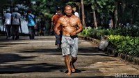 Tidak sedikit pula komunitas olahraga yang memilih Kanal Banjir Timur sebagai lokasi rutin untuk latihan bersama, baik itu komunitas sepeda, lari, maupun senam.
