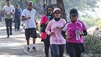 Di sisi lain, pemandangan kanal yang membentang luas menghadirkan suasana yang berbeda dari hiruk pikuk jalanan Jakarta.