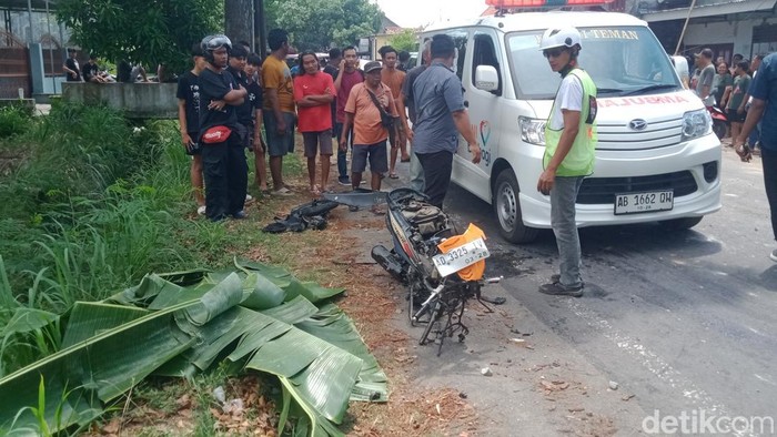 Kecelakaan mobil menabrak rumah dan motor di jalan Pedan - Ceper, Klaten, Sabtu (13/9/2025).