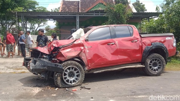 Kecelakaan mobil menabrak rumah dan motor di jalan Pedan - Ceper, Klaten, Sabtu (13/9/2025).