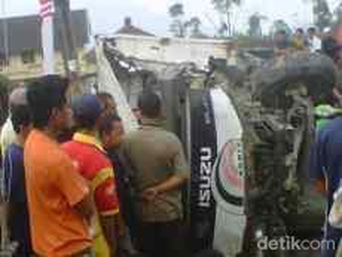 Penampakan kecekaan maut truk yang ditumpangi rombongan pemuda Gereja Jawi Wetan (GKJW) di Desa Ketapanrame, Kabupaten Mojokerto