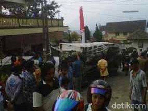 Penampakan kecekaan maut truk yang ditumpangi rombongan pemuda Gereja Jawi Wetan (GKJW) di Desa Ketapanrame, Kabupaten Mojokerto