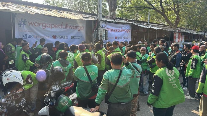 Kegiatan bagi-bagi sembako oleh sejumlah aktivis 98 Resolution Network.