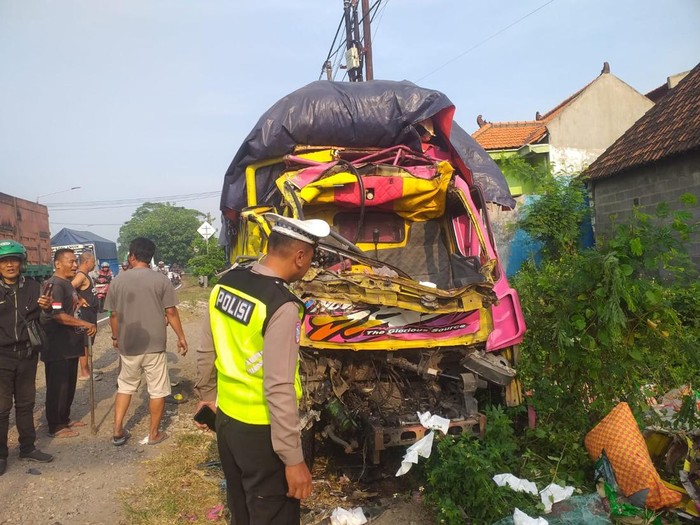 Kondisi Truk yang Tambrak Dump Truck Parkir di Depan Sekolah Sidoarjo. Dua Orang Terluka akibat kecelakaan.