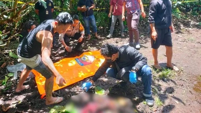 Korban ditemukan tewas di belakang gedung sarang walet. (Dokumentasi Polres Kubu Raya)