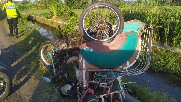 Laka maut mobil tabrak bentor di Jalan Parangtritis, Bantul, Sabtu (13/9/2025).