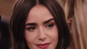 Gaya Lily Collins di Fashion Show Calvin Klein, Pamer Perut Rata Jadi Sorotan