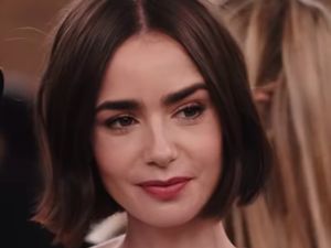 Gaya Lily Collins di Fashion Show Calvin Klein, Pamer Perut Rata Jadi Sorotan