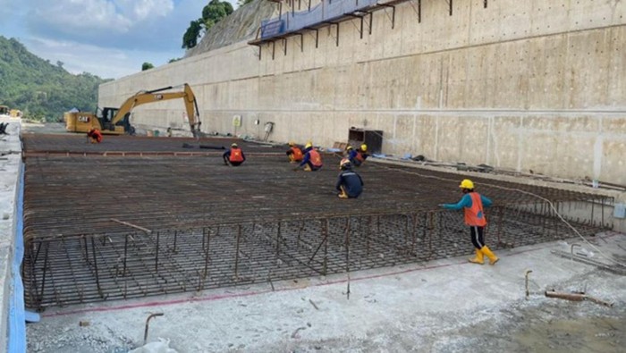 Mengintip Proyek Bendungan Pertama di Sulbar Senilai Rp 1 Triliun Pemerintah melalui Kementerian Pekerjaan Umum (PU) mempercepat pembangunan Bendungan Budong-Budong di Kecamatan Topoyo, Kabupaten Mamuju Tengah, Sulawesi Barat. Hingga akhir Agustus 2025, progres konstruksi sudah mencapai 63,11 persen dan ditargetkan selesai pada 2027.