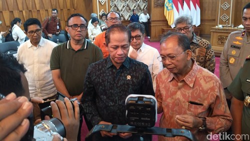Menteri Lingkungan Hidup (LH) Hanif Faisol Nurofiq dan Gubernur Bali Wayan Koster saat dijumpai di rumah jabatan Gubernur Jayasabha, Denpasar, Bali pada Sabtu (13/9/2025).