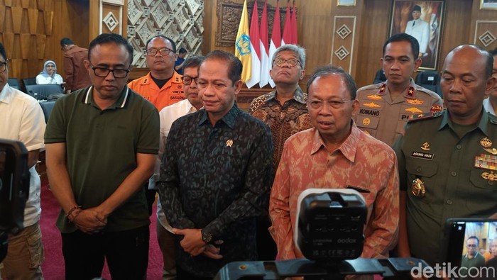 Menteri Lingkungan Hidup (LH) Hanif Faisol Nurofiq dan Gubernur Bali Wayan Koster saat dijumpai di Rumah Jabatan Gubernur, Jayasabha pada Sabtu (13/9/2025).