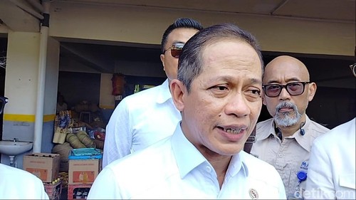 Menteri Lingkungan Hidup (LH) Hanif Faisol Nurofiq saat dijumpai di Pasar Kumbasari, Denpasar, Bali pada Sabtu (13/9/2025). (Ni Made Lastri Karsiani Putri-detikBali)