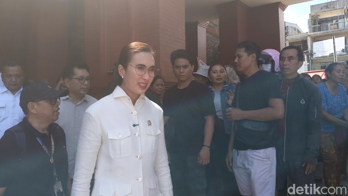 Menteri Pariwisata Widiyanti Putri Wardhana saat dijumpai di Pasar Kumbasari, Denpasar Bali pada Sabtu (13/9/2025). (Ni Made Lastri Karsiani Putri-detikBali)