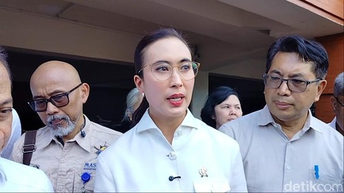 Menteri Pariwisata Widiyanti Putri Wardhana seusai meninjau Pasar Kumbasari, Denpasar, Bali pada Sabtu (13/9/2025).