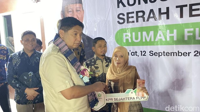 Menteri PKP Maruarar Sirait menyerahkan dua rumah subsidi di Parepare.