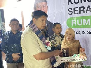 Menteri PKP Maruarar Serahkan 2 Rumah Subsidi ke Warga Miskin di Parepare