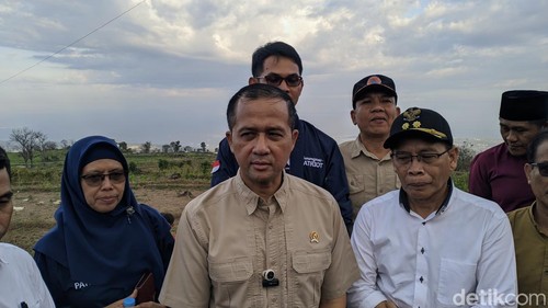 Menteri Transmigrasi RI Muhammad Iftitah Sulaiman Suryanagara saat berkunjung ke kawasan transmigrasi Selaparang di Desa Puncak Jeringo, Lombok Timur. (Ahmad Viqi/detikBali).