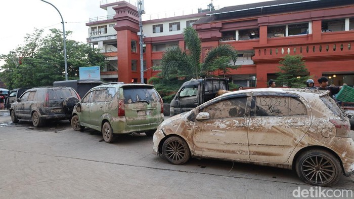 Mobil berlumur lumpur milik pedagang dan pengunjung Pasar Badung yang sudah dievakuasi dari area parkir basement, Sabtu (13/9/2025).