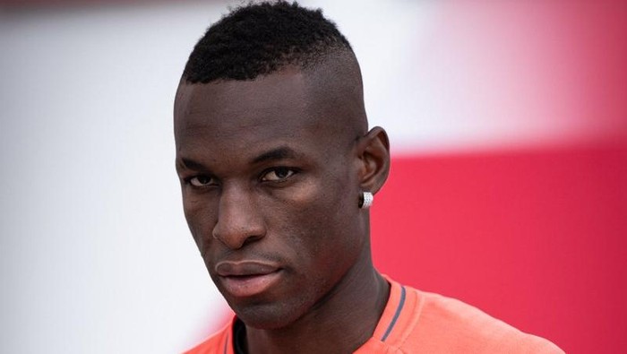 Nicolas Jackson resmi dipinjam Bayern dari Chelsea di musim panas 2025. Die Roten punya syarat memainkan pemain asal Senegal itu di 40 laga apabila mau membelinya secara permanen seharga 65 juta euro.