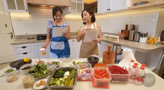 Nikita dan Nona Willy Belajar Masak Sambal, Langsung Bikin Heboh Dapur