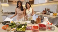 Tentunya kakak dan adik ini sempat kebingungan saat melihat aneka bahan untuk membuat sambal. Ada cabe merah besar sampai rawit. Foto: YouTube Nikita Willy Official